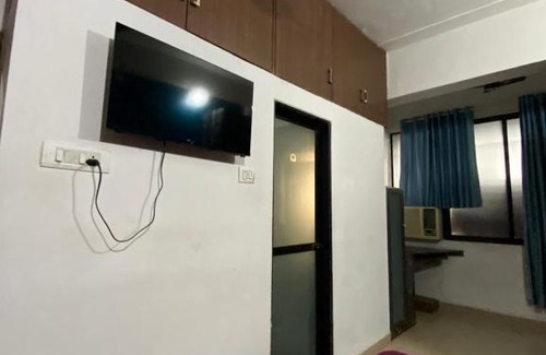 Khar Apartment | 3RK Ac Apartment in Khar West near the station