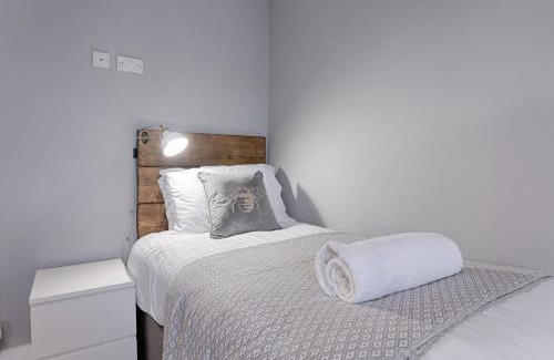 Llanelli Apartment | 3RM Flat, Smart Tv's, close to all amenities