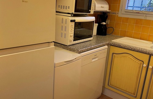 Arles House | 4* air-conditioned house, sleeps 6, enclosed garden , communal SWIMMING POOL.