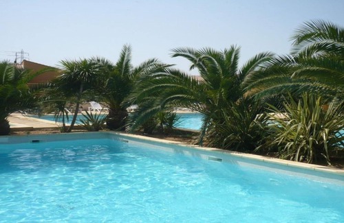 Arles House | 4* air-conditioned house, sleeps 6, enclosed garden , communal SWIMMING POOL.