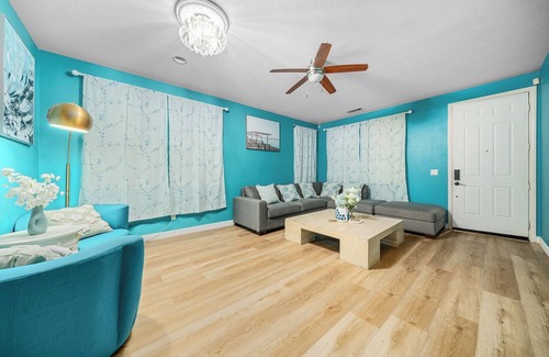 Northeast Anaheim House | 4 bd house with 2 living rooms near Disneyland