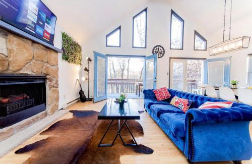 East Stroudsburg House | 4 BD Stylish Cottage W Private Pool & hot-tub