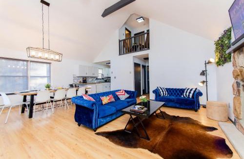 East Stroudsburg House | 4 BD Stylish Cottage W Private Pool & hot-tub