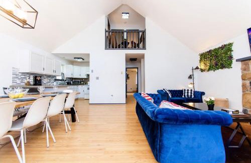 East Stroudsburg House | 4 BD Stylish Cottage W Private Pool & hot-tub