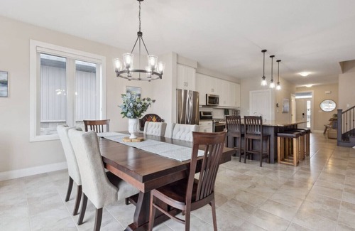 Collingwood House | 4 BDR Home Near Downtown Collingwood and Blue Mtn