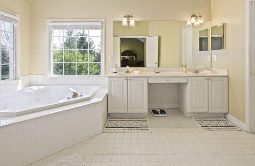Potomac Falls House | 4 Bdr. Suburban Home | Near D.C, Perfect for Families
