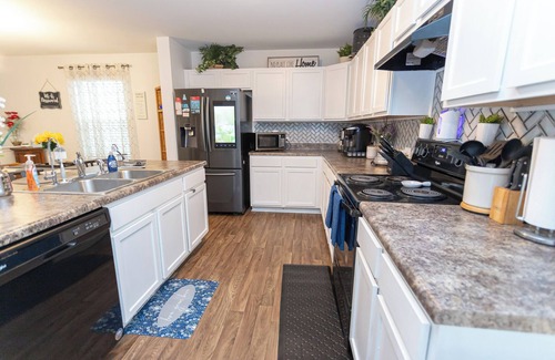 Midland House | 4-bdrm/3-ba home with WiFi, fenced yard, AC & washer/dryer. 20 mins to Charlotte