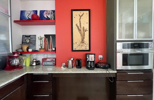 Troy House | 4 Bdrm Modern Victorian with Tree House and playground