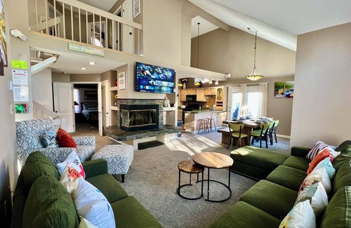 Lake Harmony House | 4-bdrm sleep 12 Lake Harmony.Lake/Beach/Pool/Walk to Slopes, Hot tub, Game Room