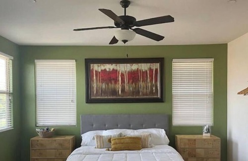 Clovis Villa | 4 bdrm villa w/cabana,pool,sauna,office& RV prkng