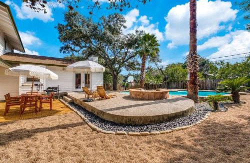 North San Antonio - SAT House | 4 Bdrms Heated Pool, Hot Tub, 10 Minutes to Downtown