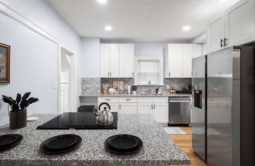 Lakewood House | 4 Bed 2 Bath Walk to Lakewood Restaurants & Shops