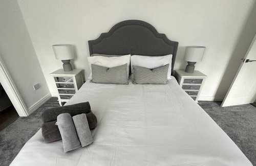 Heswall House | 4 Bed Detached Sleeps 6/7 Heswall off Road Parking