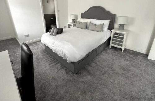 Heswall House | 4 Bed Detached Sleeps 6/7 Heswall off Road Parking