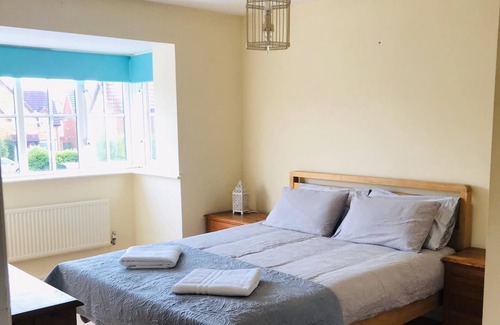 Folkestone House | 4 Bed Executive House 10 mins Shuttle, Sleeps 7, 2 bathrooms, Garden & parking