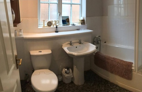 Folkestone House | 4 Bed Executive House 10 mins Shuttle, Sleeps 7, 2 bathrooms, Garden & parking