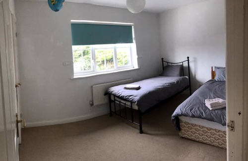 Folkestone House | 4 Bed Executive House 10 mins Shuttle, Sleeps 7, 2 bathrooms, Garden & parking