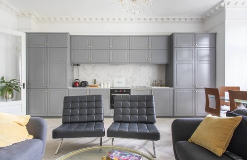 Ealing Broadway Apartment | 4-bed Flat in West London, Sleeps 8, 8 min to Tube