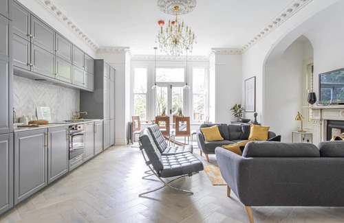 Ealing Broadway Apartment | 4-bed Flat in West London, Sleeps 8, 8 min to Tube