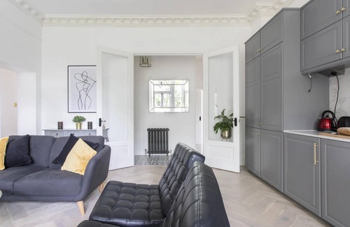 Ealing Broadway Apartment | 4-bed Flat in West London, Sleeps 8, 8 min to Tube