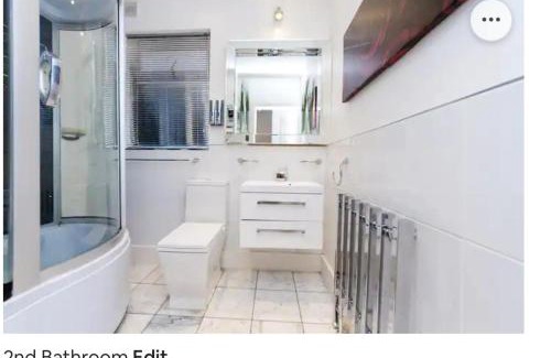 Graveney Apartment | 4 Bed Flat - Sleeps 14 - Parking - Game Room -Wifi