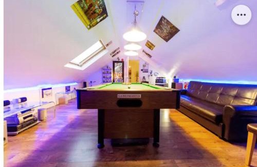 Graveney Apartment | 4 Bed Flat - Sleeps 14 - Parking - Game Room -Wifi