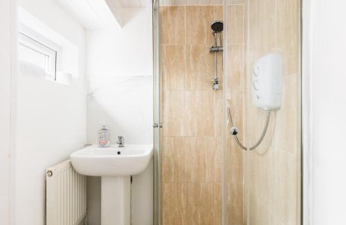 Wyken House | 4-Bed Home for Contractors - Parking - Walk to Hospital