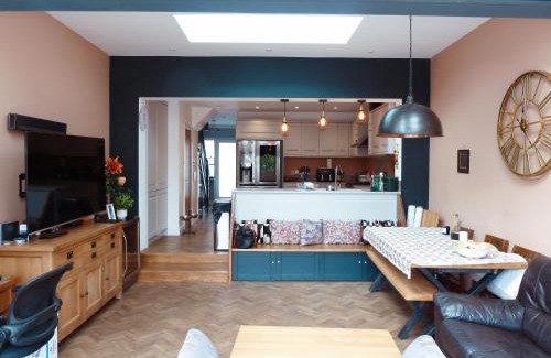 Whitton House | 4 bed house close to Allianz Stadium, LHR and London 20mins away