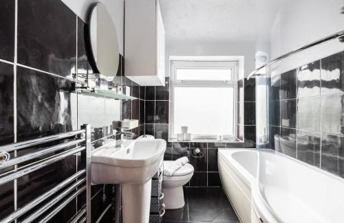 Caterham House | 4 Bed in Caterham Contractors Leisure