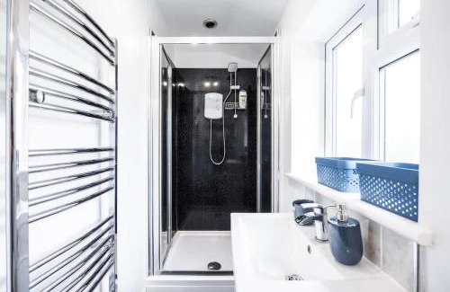Caterham House | 4 Bed in Caterham Contractors Leisure