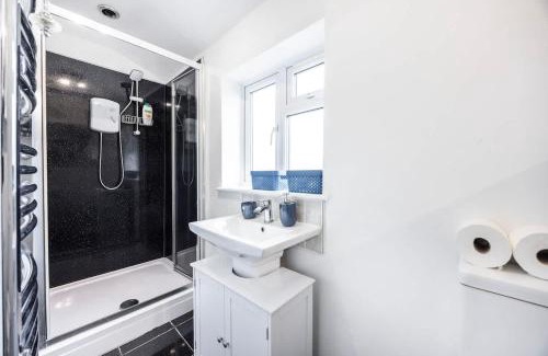Caterham House | 4 Bed in Caterham Contractors Leisure