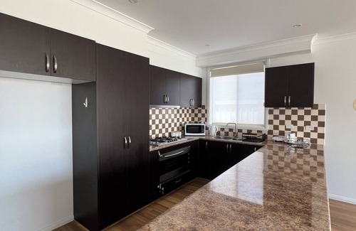 Thomastown House | 4 bedroom 2 bathroom 10min from Melbourne Airport & 20 min from CBD