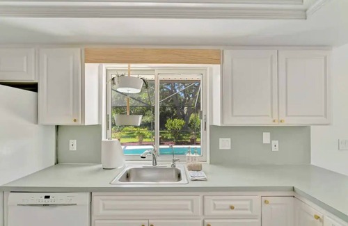 South Beach House | 4 bedroom, 6 bed, Heated Pool, Walk to Ocean, Game Room!