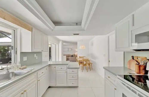 South Beach House | 4 bedroom, 6 bed, Heated Pool, Walk to Ocean, Game Room!