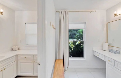 South Beach House | 4 bedroom, 6 bed, Heated Pool, Walk to Ocean, Game Room!