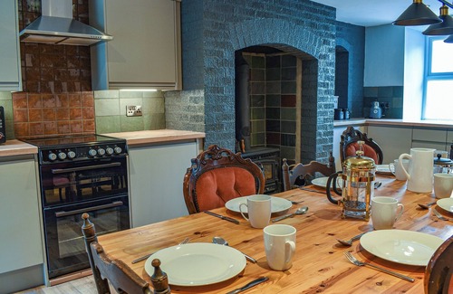 Dolbenmaen Cottage | 4 bedroom accommodation in Garndolbenmaen