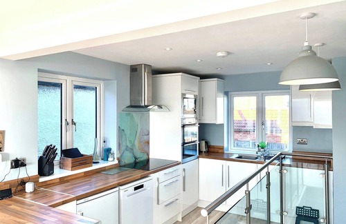 Colchester Cottage | 4 bedroom accommodation in Point Clear, near Clacton-on-Sea