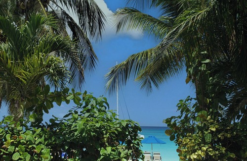 Paynes Bay House | 4-bedroom beachfront house in beautiful Paynes Bay. Pause or play every day!