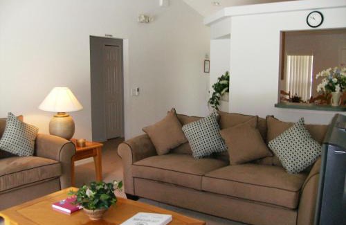 Four Corners House | 4 Bedroom - Budget Home with Private Pool