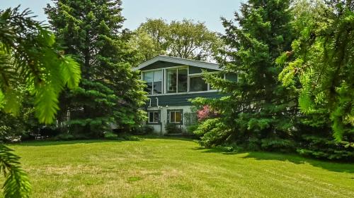 The Blue Mountains Ski Chalet | 4 Bedroom Cottage near The Village, Private Beach Access, BBQ, Petfriendly