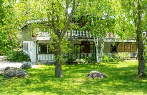The Blue Mountains Ski Chalet | 4 Bedroom Cottage near The Village, Private Beach Access, BBQ, Petfriendly