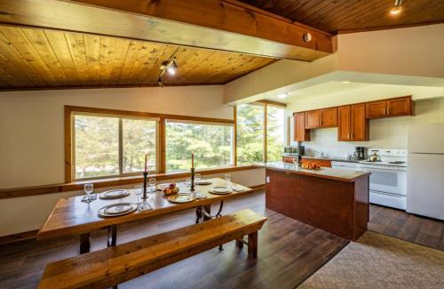 The Blue Mountains Ski Chalet | 4 Bedroom Cottage near The Village, Private Beach Access, BBQ, Petfriendly