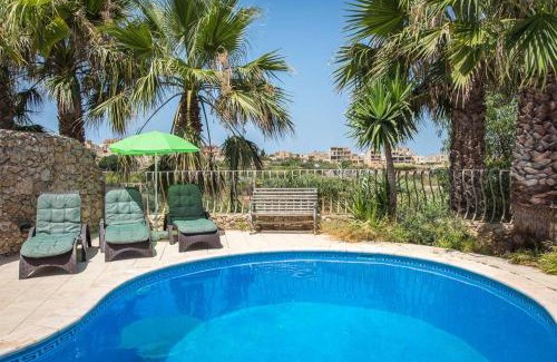 Nadur House | 4 Bedroom Farmhouse with Private Pool & Views