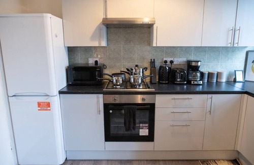 College Park and Old Oak Apartment | 4 Bedroom Flat with high-speed Wi-Fi in North Acton Ealing West London