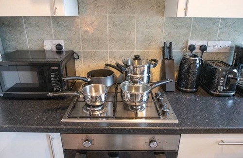College Park and Old Oak Apartment | 4 Bedroom Flat with high-speed Wi-Fi in North Acton Ealing West London