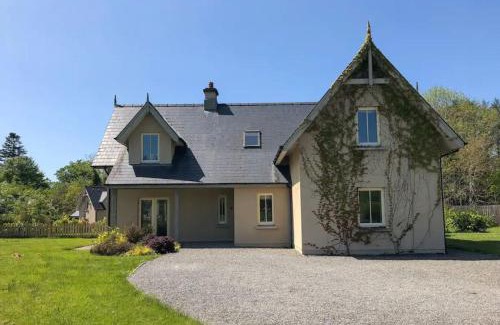 Kenmare House | 4 bedroom holiday home with wheelchair accessible bathroom 2km from Kenmare