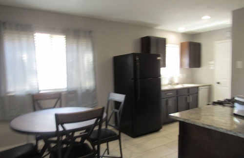 Garland House | 4 Bedroom Home - Great Location (Sleep 10 Guest)