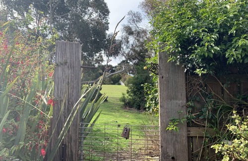 Ventnor House | 4 bedroom home with rural views close to beautiful safe family friendly beach