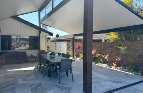 Port Macquarie House | 4 Bedroom House situated on the Canals @ Port Macquarie close to Shopping/Dining