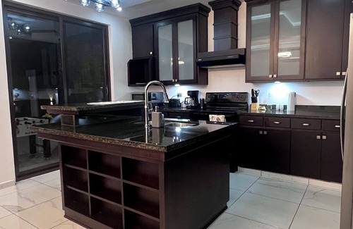 Sector 1 Nor-Oeste House | 4-bedroom house in delightful San Pedro Sula with private pool, mountain views